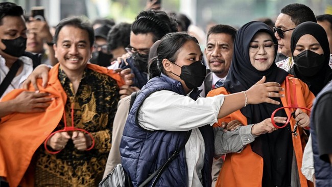 pelimpahan-tersangka-roy-suryo-dan-dokter-tifa-ke-kejari-jaksel-1782102078580_169